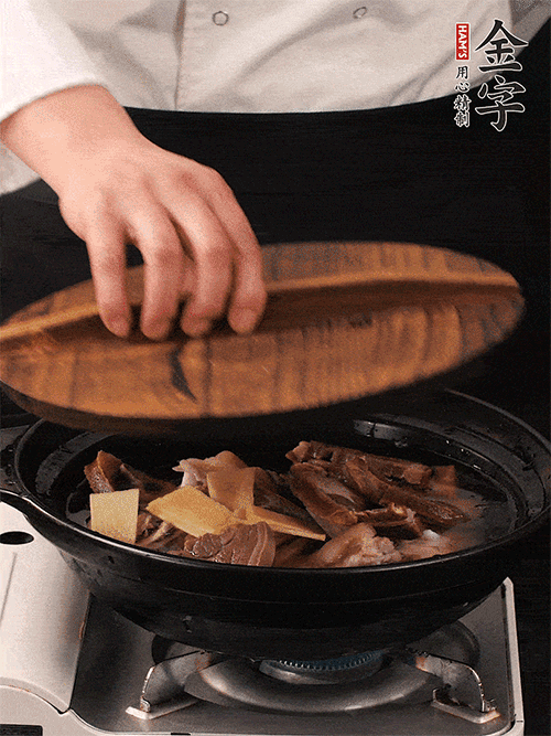 大火煮到沸騰后，轉(zhuǎn)中小火慢燉1個半小時。