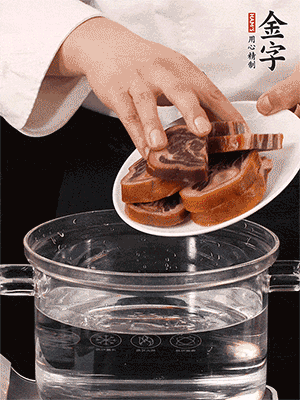 一包200g的金字火腿蹄片恰好搭配一個新鮮豬爪（豬腳）。都先加蔥姜、料酒焯水一遍，把血水清除后燉出來才能更清澈不油膩。