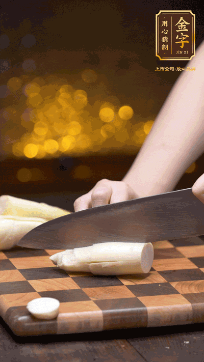 茭白剝?nèi)ネ馄?，去掉根部老硬部分，洗凈切滾刀塊