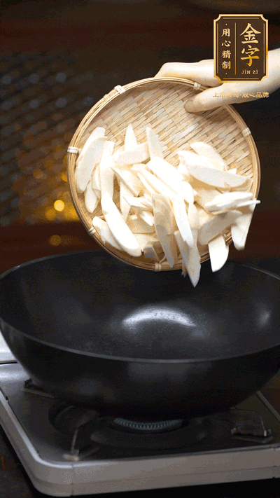 油至5成熱，下茭白塊翻炒，慢慢煎炒至表面微微焦黃