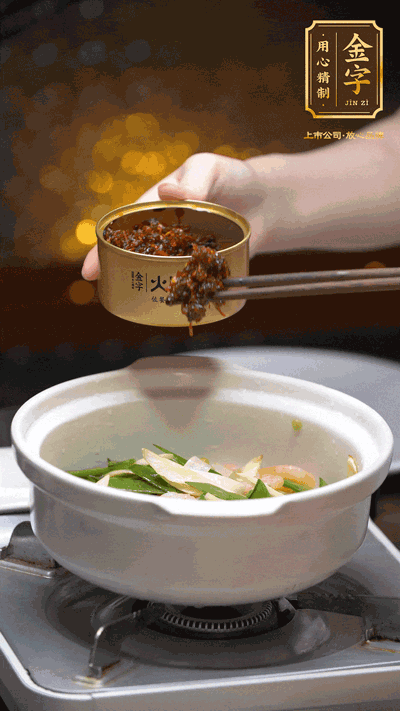 蝦仁、XO醬，猛火翻炒均勻