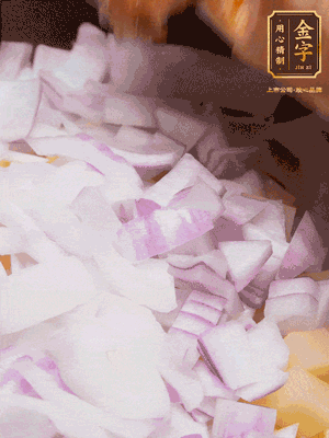 倒入洗干凈的大米、土豆丁、洋蔥碎、排骨、金字火腿xo醬、水