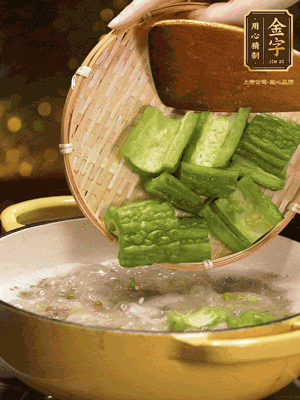 倒入熱水，和泡開(kāi)的綠豆（連水）和火腿片，大火燒開(kāi)燉一個(gè)小時(shí)