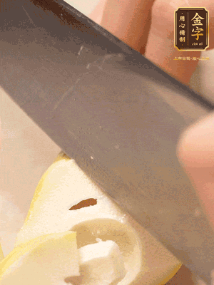 春筍切成滾刀塊，焯水去除澀味