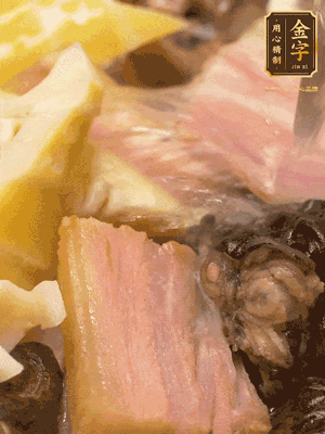 倒入滾燙的熱水，燉煮20分鐘，湯濃汁白