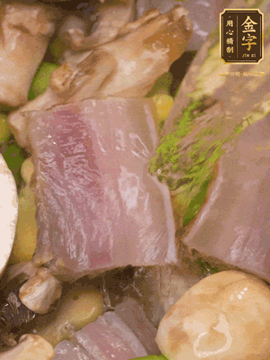 開(kāi)蓋，放入河蝦繼續(xù)燜煮5分鐘