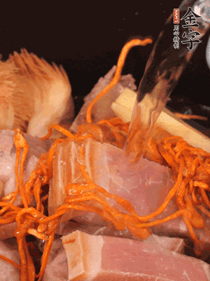 將所有食材一起倒進(jìn)鍋中，加水沒(méi)過(guò)食材，燉煮30分鐘即可