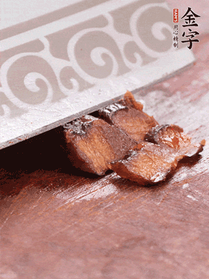 金字醬油肉水煮15分鐘，切薄片