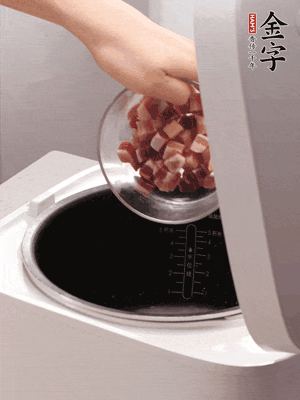 鍋中倒入豬油，油熱后炒熟上海青，給倒少許鹽調(diào)味