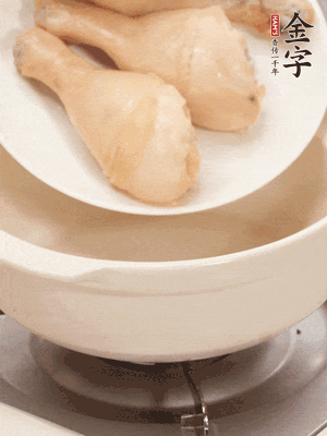 雞腿、火腿、干貝、蒜頭放入砂鍋內(nèi)燉1小時