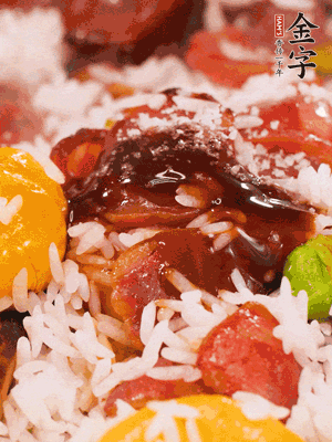 調(diào)醬汁，把蠔油：生抽：老抽：香油按1:2:1:0.5的比例。