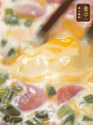 三個全蛋中加適量牛奶、鹽、黑胡椒粉、臘腸、蔥花攪拌均勻