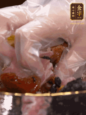 排骨洗凈后（蠔油、生抽、老抽、鹽、糖、淀粉、豆豉、蒜蓉、姜絲）腌制30分鐘