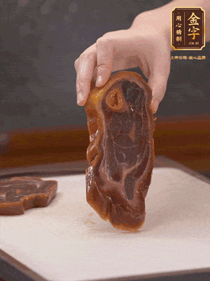 處理節(jié)瓜，刮掉表層的皮和毛，洗凈后去掉瓜蒂，切大塊