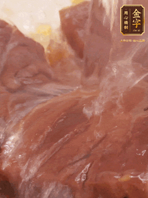 加熱水，2大勺料酒煮20分鐘，再下節(jié)瓜塊煮10分鐘即可