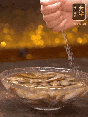 鮮活蟶子反復(fù)沖洗干凈，水中加鹽、芝麻香油浸泡30分鐘吐沙