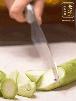 絲瓜去皮，切滾刀塊