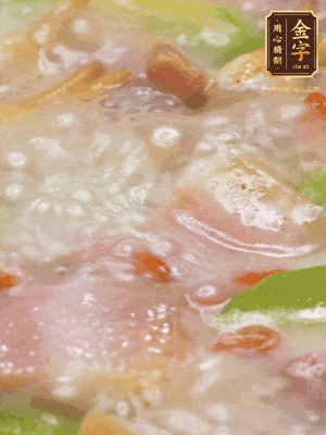 最后下蟶子，一點(diǎn)白胡椒調(diào)味，煮到白色湯汁出來(lái)。撒點(diǎn)枸杞點(diǎn)綴