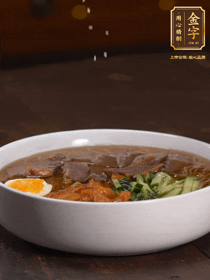 放入冰涼的冷面湯碼上黃瓜絲、泡菜、牛肉、雞蛋，撒點白芝麻