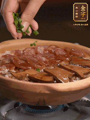 最后鋪上牛肝菌，爭分奪秒地倒上醬汁，撒點小蔥花