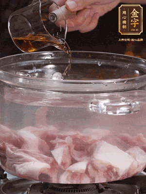 老鴨切塊，鍋里水煮開，鴨肉加姜片、料酒焯水
