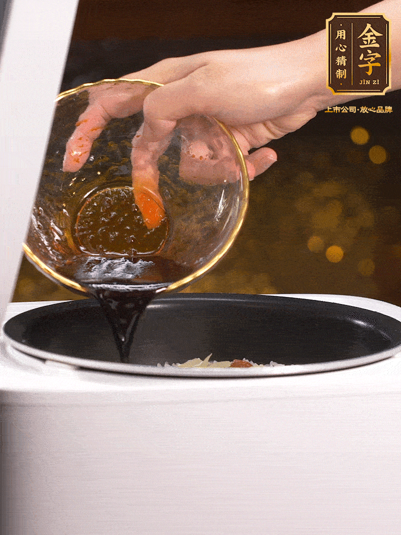 煮好后，淋上醬汁：2勺生抽、1勺老抽、1勺蠔油、半勺白糖、半勺香油、1勺水