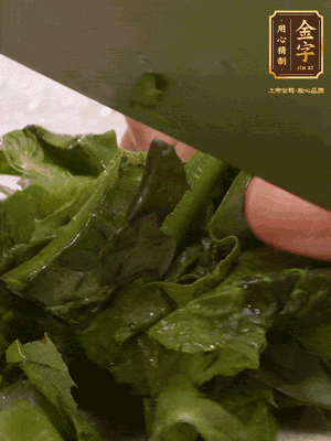 萵筍去皮切丁，萵筍葉切碎