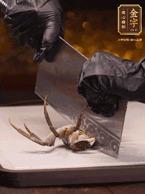 用刷子刷干凈六月黃，一斬二。把蟹蓋、蟹胃拿出來。