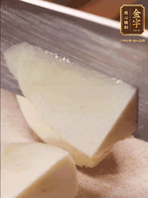 茭白去殼，底部一層老皮刨掉，切成滾刀塊