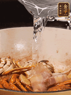 加料酒/花雕酒去腥，加入開水燜10分鐘左右