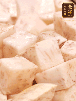 鍋上火下足油，將芋頭炸金黃色至熟