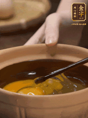 雞蛋打入砂鍋，充分打勻，1.5倍的溫水加一勺鹽，倒入蛋液中，攪拌均勻后用勺子舀去表面浮沫