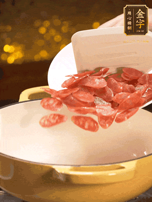 鍋里放油，香腸煸炒出多余的油脂，然后放小米辣