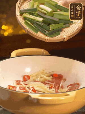 接著放蒜葉，來(lái)一點(diǎn)鹽，一點(diǎn)醬油調(diào)味翻勻