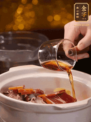 羊排、火腿、姜片一起入砂鍋，大火煮到沸騰