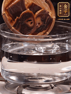 火腿蹄片，冷水下鍋，加蔥姜、料酒焯水