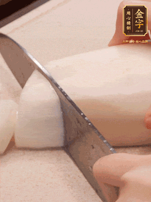 蘿卜削皮，切成滾刀塊