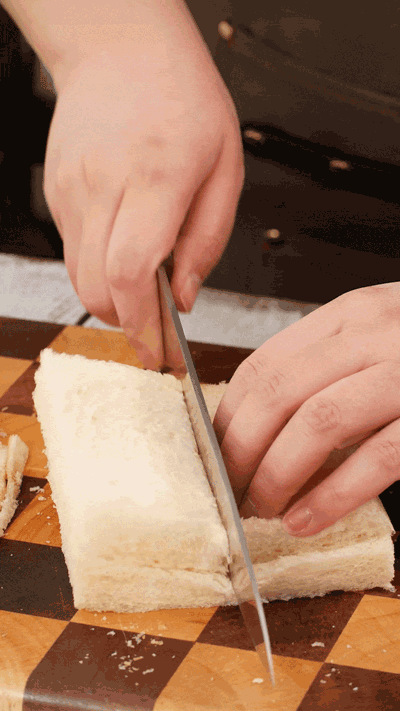 土司改刀去邊，切成適當(dāng)大小