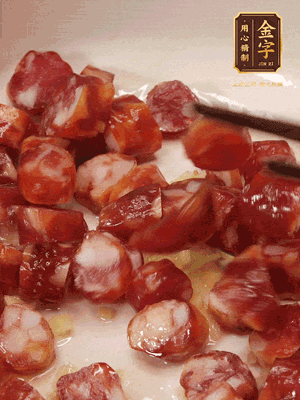 砂鍋熱油，下姜絲、香腸煸香