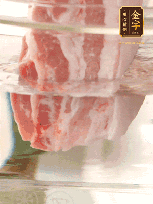 大塊豬五花冷水下鍋，蔥、姜、花雕酒焯水