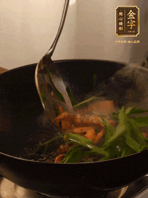 黃豆醬、鹽、糖調(diào)味，淋一圈花雕酒，蒜白先下，蒜葉后下