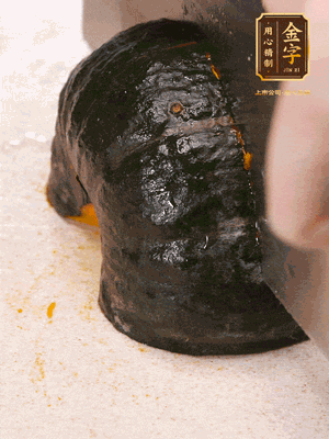 貝貝南瓜去皮，切成小塊。姜切絲