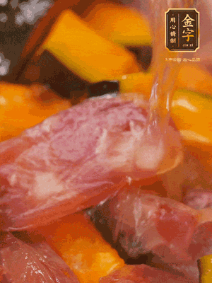 下香腸，倒沒過南瓜的水，加1/2勺鹽、1/2勺白糖、1勺蠔油燜8分鐘