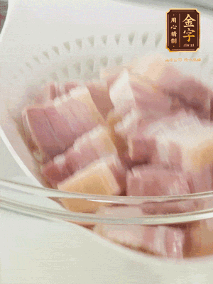 金字淡咸肉、排骨分別加料酒、蔥、姜冷水下鍋焯水，水開撇去浮沫撈出。