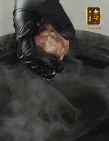 獅子頭摔打至圓潤(rùn)牢固，等水煮開(kāi)后，放獅子頭