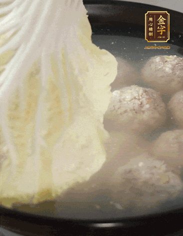 等獅子頭浮起來(lái)時(shí)再加白菜蓋。小火慢燉2小時(shí)