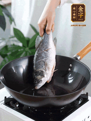 熱油，加1大勺豬油、姜片，再下鱸魚，煎至定型后翻面。（加點豬油，燉出的魚湯更容易變?yōu)榍逅哪贪咨＃?>
					</div>
					<span>步驟 3/6</span>
					<p>熱油，加1大勺豬油、姜片，再下鱸魚，煎至定型后翻面。（加點豬油，燉出的魚湯更容易變?yōu)榍逅哪贪咨?。?/p>
				</li><li>
					<div   id=