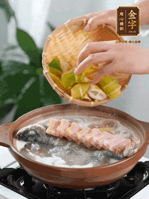 倒開水燉煮后轉(zhuǎn)移入砂鍋，淋料酒去腥、加少許鹽調(diào)味，再依次加咸肉、春筍燉煮15分鐘。