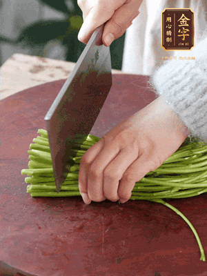 正嫩的藜蒿，掐頭去除根部，切小段