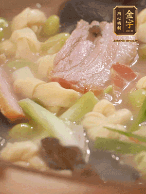 最后加一點蠔油、雞精調(diào)味